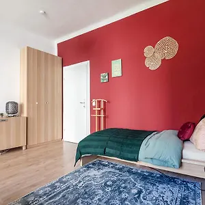 Colorful Facing Courtyard Apartment Wien
